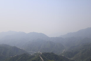 山峦叠嶂间的蜿蜒公路