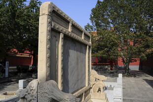 古老石碑静立庭院