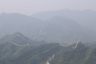 雄伟长城蜿蜒于山峦间