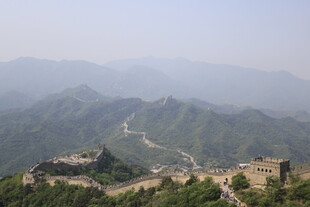 俯瞰雄伟壮观的万里长城