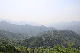 壮丽长城蜿蜒于青山间