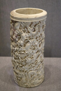 浮雕花纹陶瓷笔筒