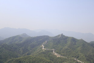 俯瞰蜿蜒于青山间的道路