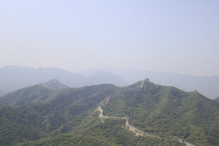 俯瞰雄伟蜿蜒的万里长城