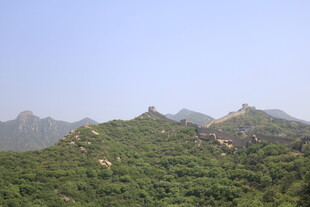 青山葱郁的秀丽山峦景色