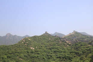 青山葱郁的秀丽山峦景色