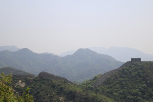 长城蜿蜒于山峦之间