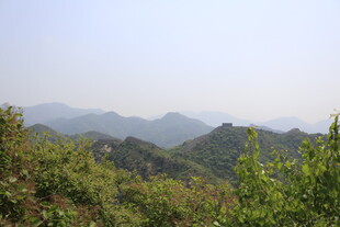 青山绿树间的秀丽山景