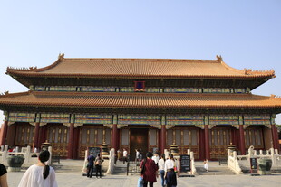 故宫古建筑前的游客身影