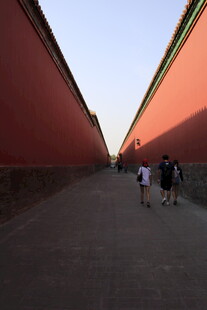 故宫红墙下的行人