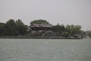 湖畔古建筑风景