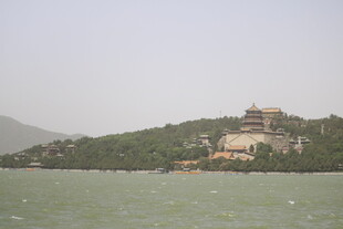 湖畔青山上的古建筑