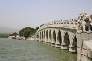 颐和园十七孔桥横跨碧波