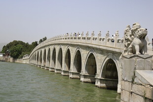 十七孔桥横跨碧波