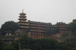 古寺宝塔隐于葱郁山林