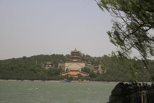 湖畔古建筑风景