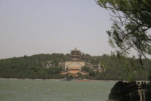 湖畔古建筑风景