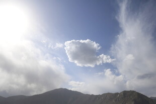 蓝天白云下的巍峨山脉