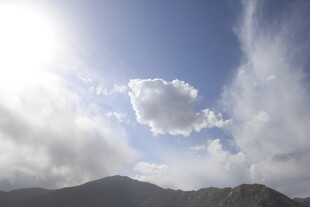 蓝天白云下的远山景色