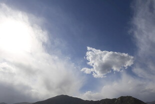 蓝天远山间的白云