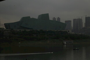 雾中城市建筑群景观