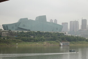 江边独特建筑与城市景观