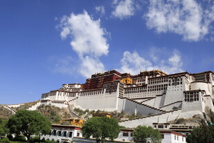 布达拉宫 蓝天白云下的壮丽建筑