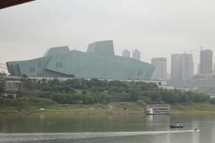 江边独特造型的现代建筑