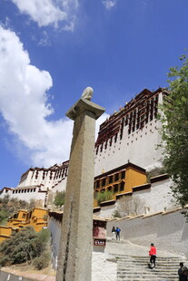 布达拉宫前的石制景观