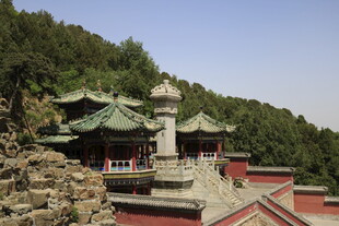 古雅庙宇置身山林间