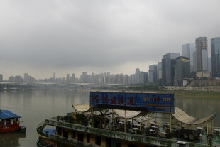 江边城市景观与停泊船只