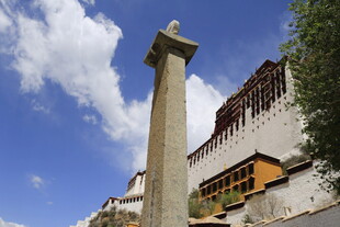 布达拉宫旁的石柱景观