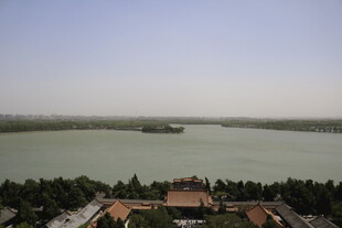 俯瞰古建筑旁的宽阔水域