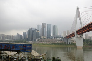 城市江畔桥梁与高楼景观