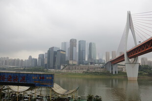 重庆江边桥梁与城市景观