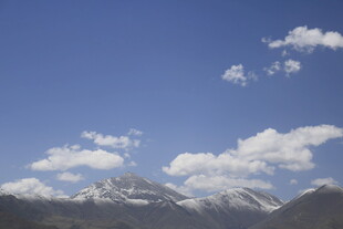 蓝天白云下的壮丽山脉