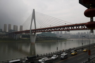 雾中跨江大桥景观