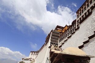 布达拉宫蓝天白云下的一角