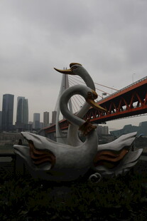 城市中独特造型的天鹅雕塑