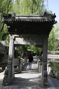 古典石亭下的行人场景