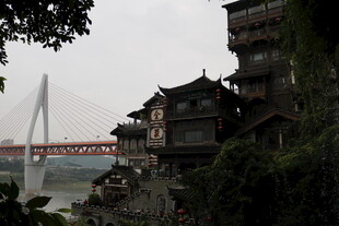 江边古建与现代桥梁景观