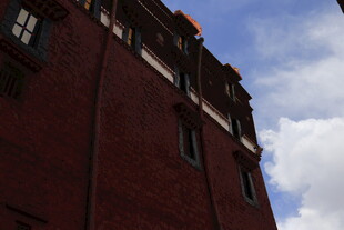 红墙建筑与蓝天白云