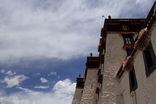 藏式建筑与蓝天白云