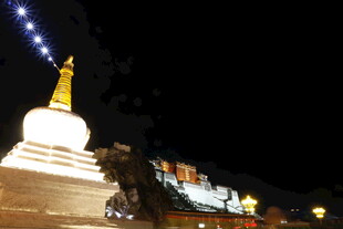 夜晚中的白塔景观