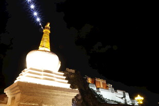 夜晚中的白塔景观