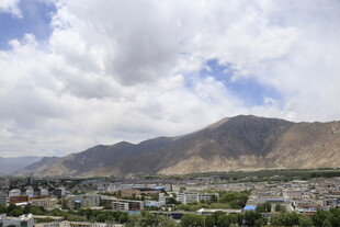 城市与远山的美丽景致