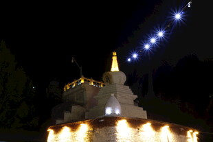 夜晚璀璨灯光下的庄严佛塔