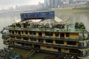 江上华丽多层观光游船