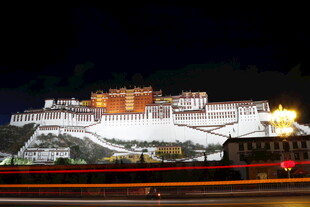 布达拉宫夜景璀璨迷人