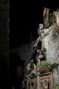 夜晚街边的杂乱堆放场景